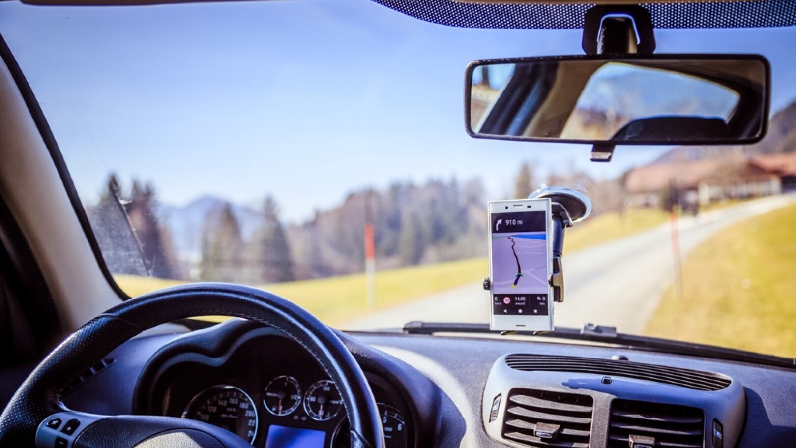 Sicher unterwegs mit Navi — Foto: AdobeStock via Sunny Cars