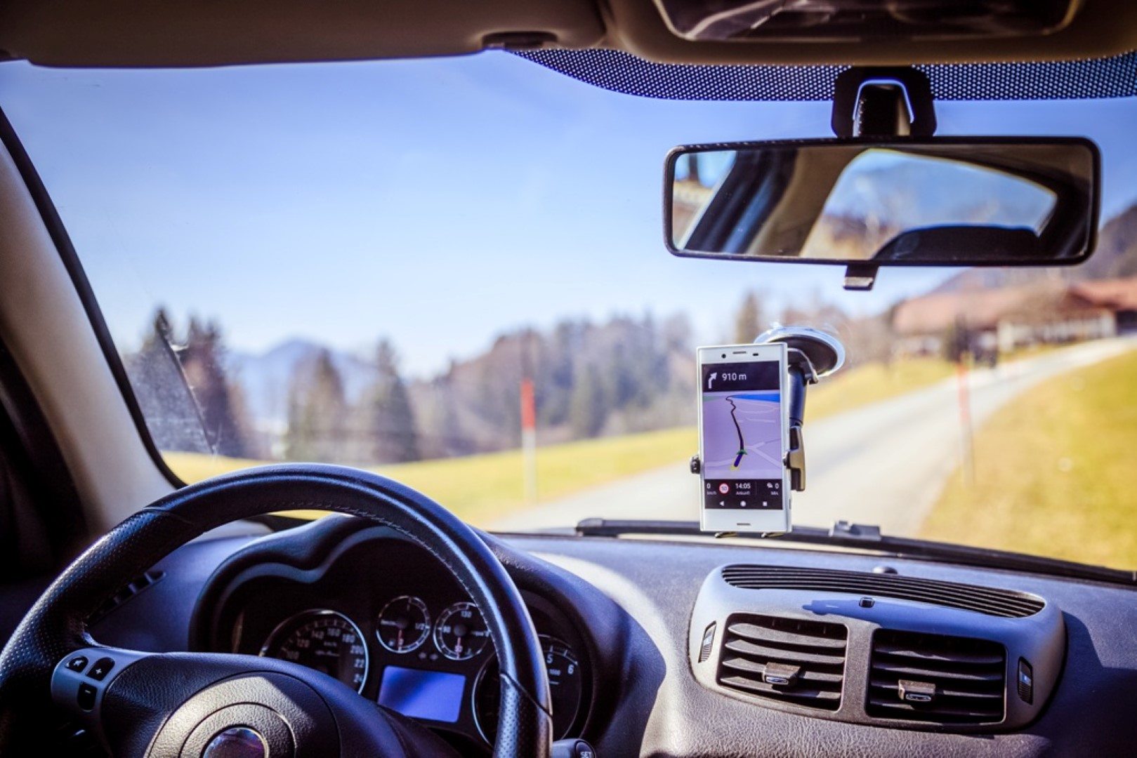 Sicher unterwegs mit Navi — Foto: AdobeStock via Sunny Cars