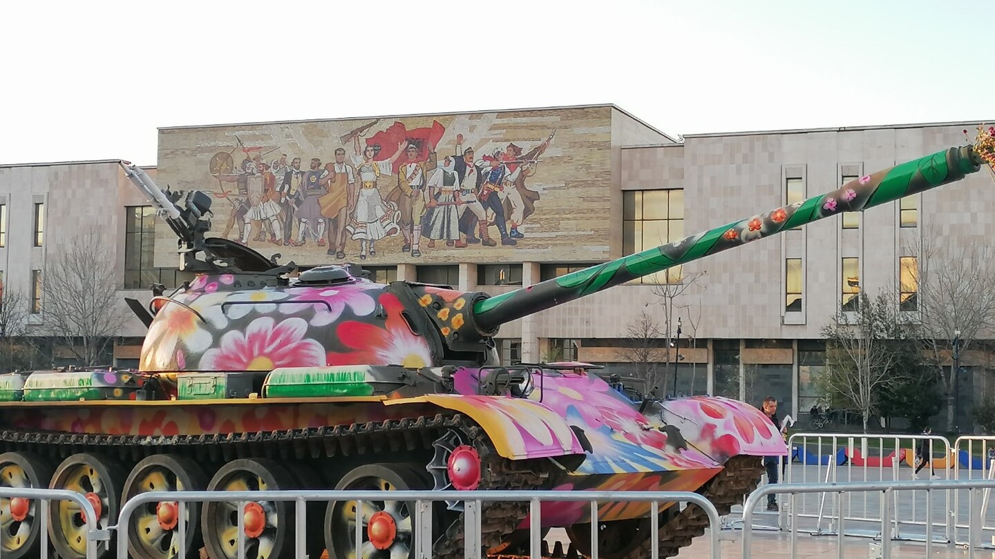 „Friedens-Panzer“ am Skanderbeg-Platz — Foto: Martha Steszl