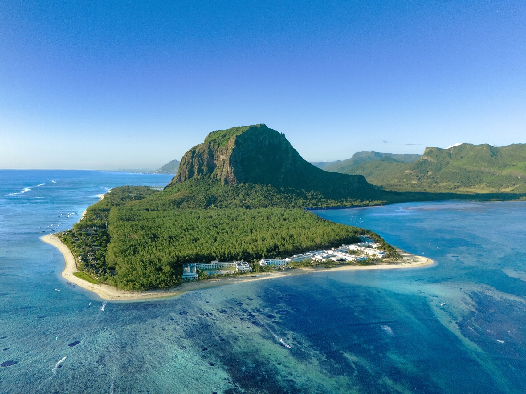 Die Hotels zu Füßen des Morne Brabant — Foto: RIU Hotels & Resorts 