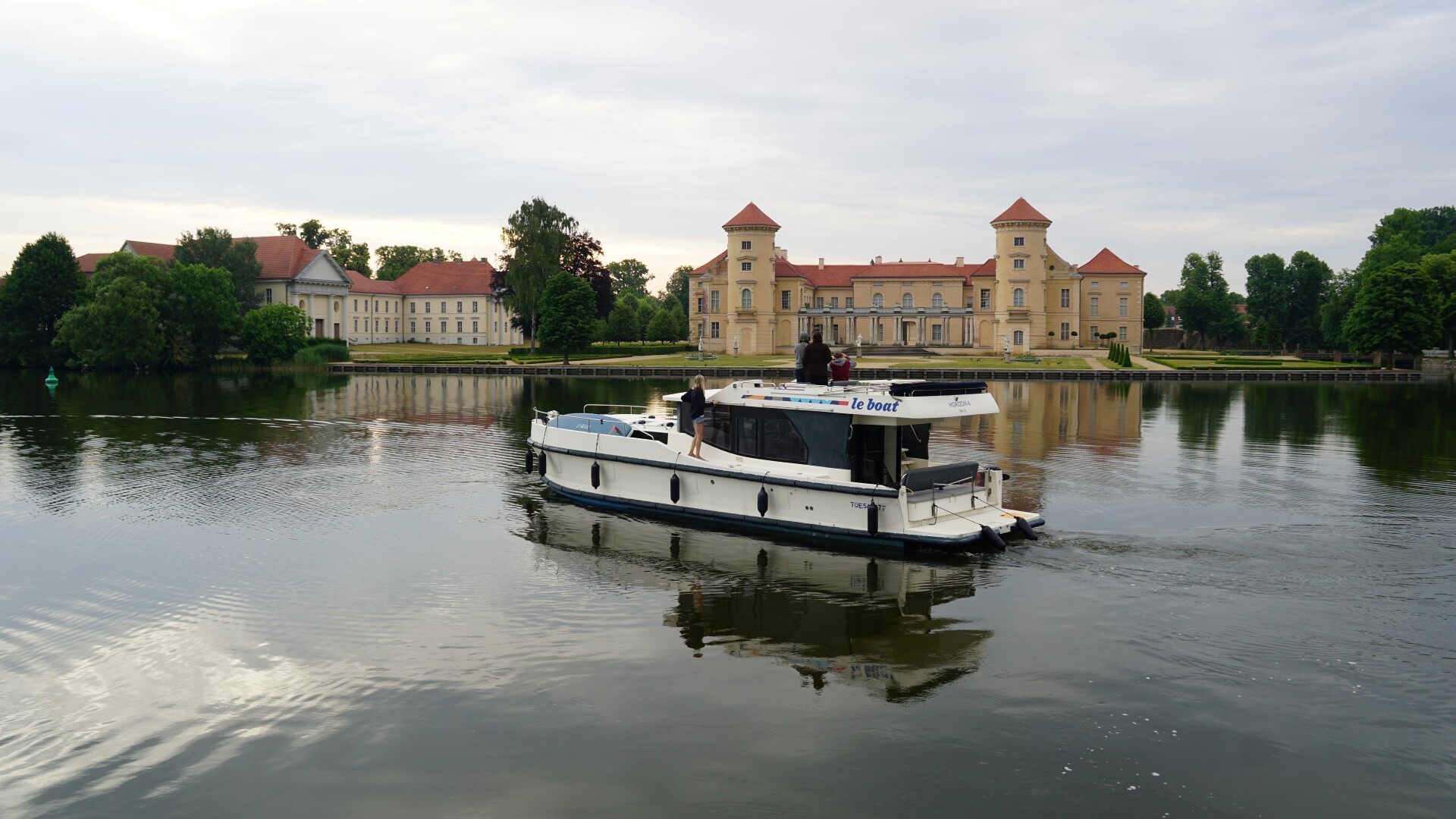 Le Boat Horizon 4 vor dem Schloss Rheinsberg und der Kammeroper — Foto: Dieter Putz