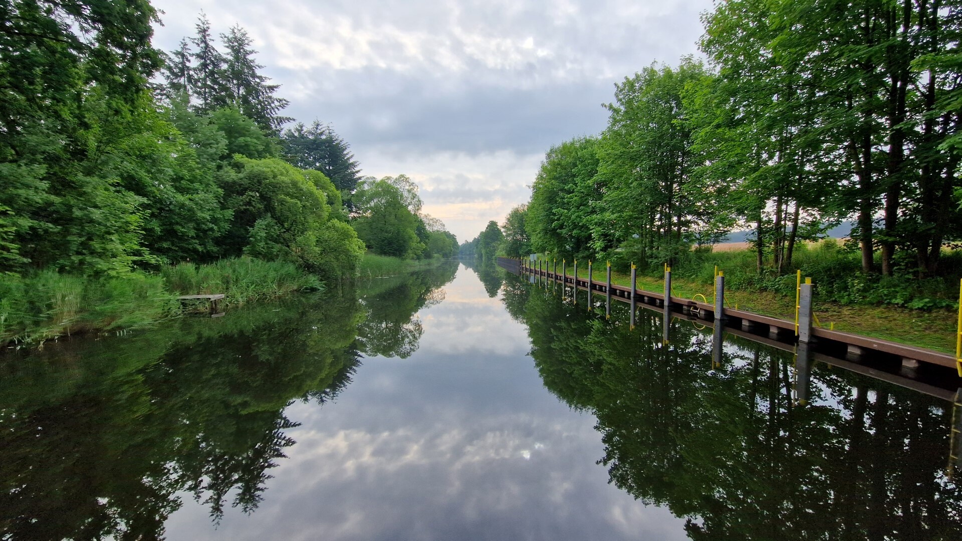 Spiegelglattes Wasser am Kanal — Foto: Dieter Putz