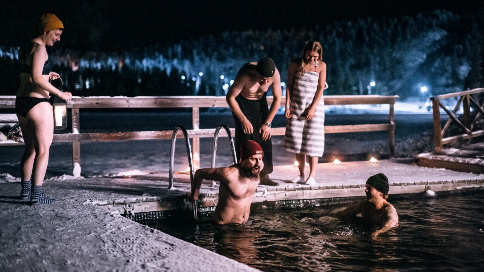 Abkühlung im eiskalten Wasser  — Foto: Avanto Rukatonttu Ruka-Kuusamo 