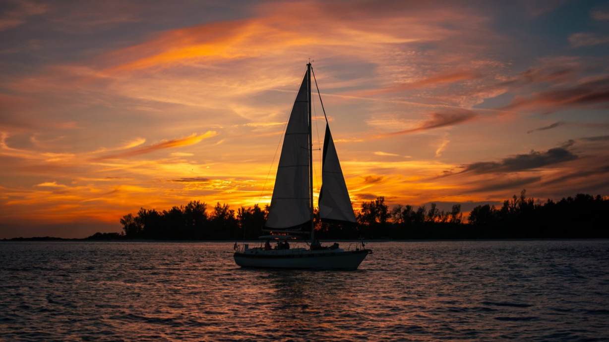 Segeln im Sonnenuntergang — Foto: Visit Florida / Visit Sarasota County