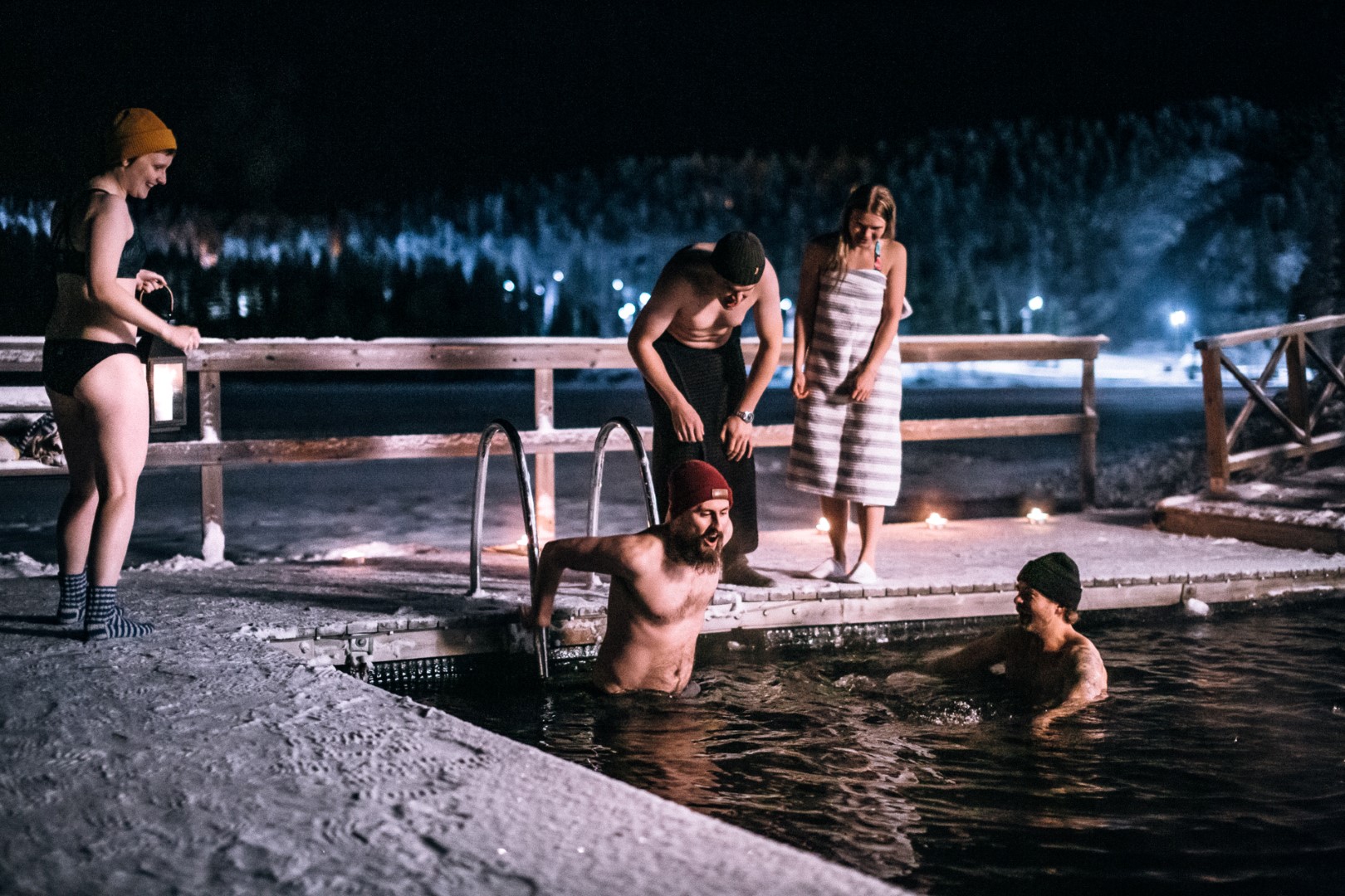 Abkühlung im eiskalten Wasser  — Foto: Avanto Rukatonttu Ruka-Kuusamo 