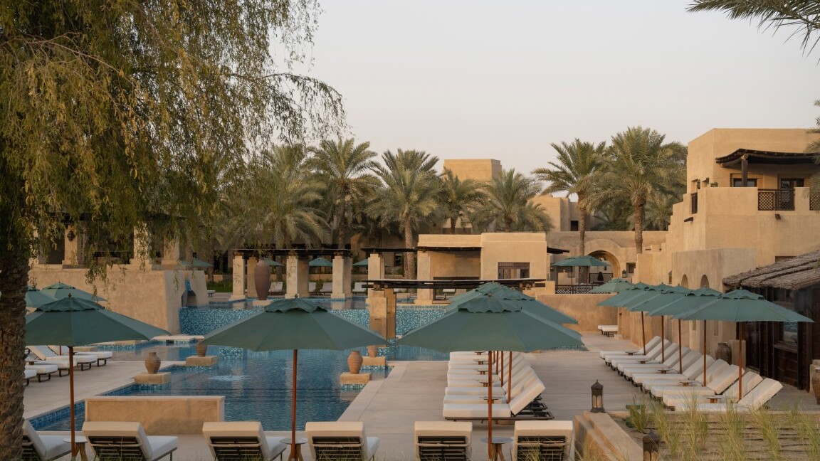 Pool Aussicht — Foto: Bab Al Shams Desert Resort 