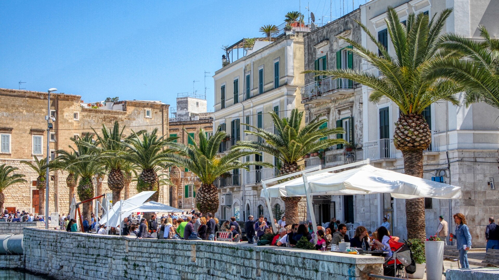 Dolce Vita am Hafen von Trani — Foto: Shutterstock / Massimo Todaro