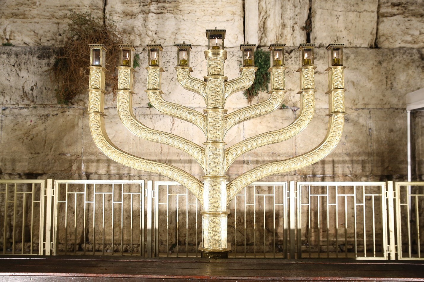 Chanukka-Leuchter auf dem Klagemauerplatz  — Foto: Western Wall Heritage Foundation 