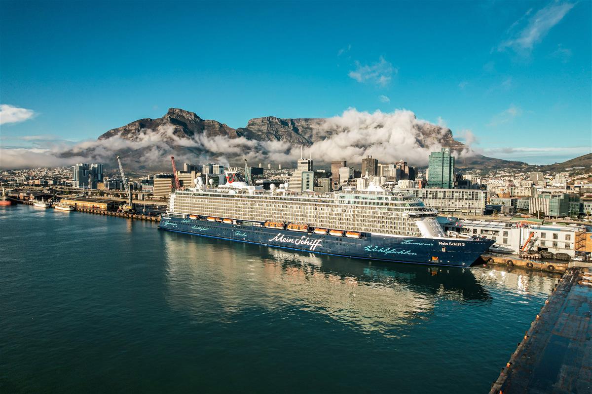 Mein Schiff vor Kapstadt — Foto: TUI Cruises