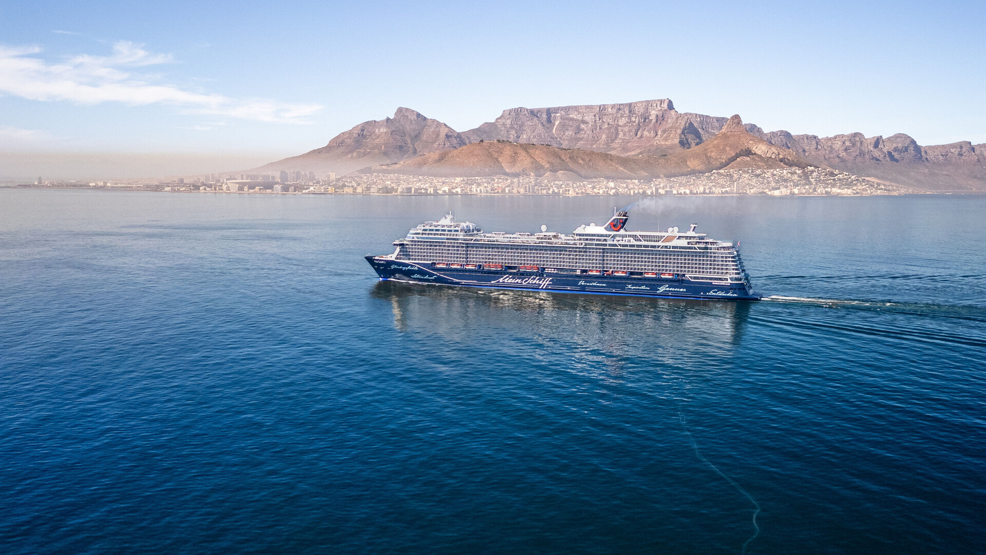 Mein Schiff vor Kapstadt — Foto: TUI Cruises