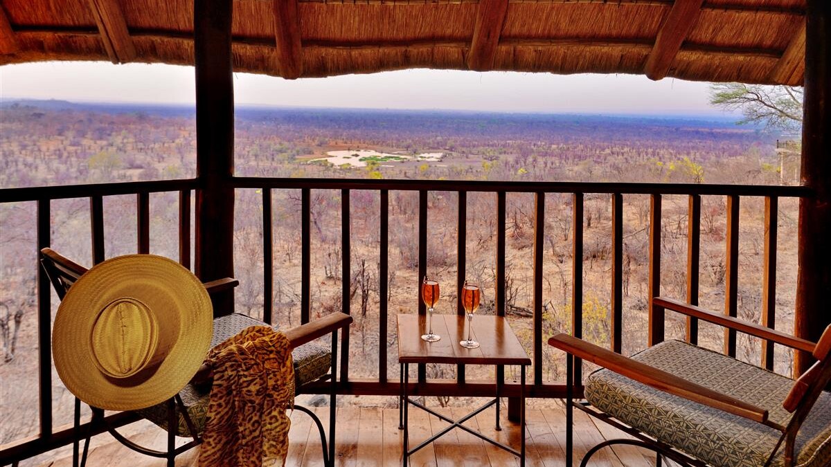 Ausblick auf ein Wasserloch von der Victoria Falls Safari Lodge — Foto: Victoria Falls Safari Lodge