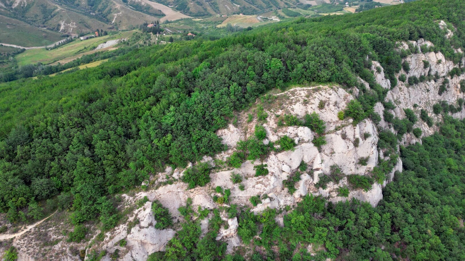 „Gessi Triassici“ - Gebirgssystem aus Felsen, Höhlen und Karststrukturen — Foto: Francesco Grazioli  