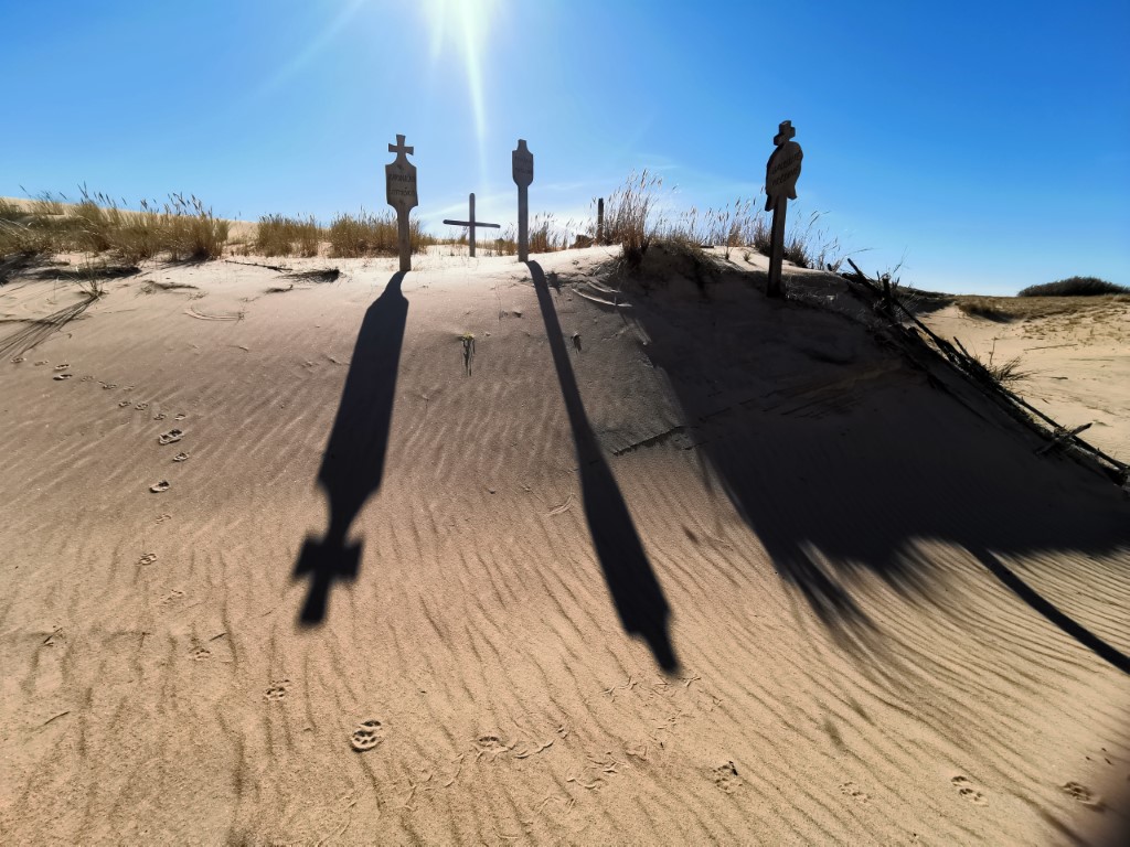 Kurische Nehrung, Totenbretter — Foto: Profi Reisen Verlag / Elo Resch-Pilcik