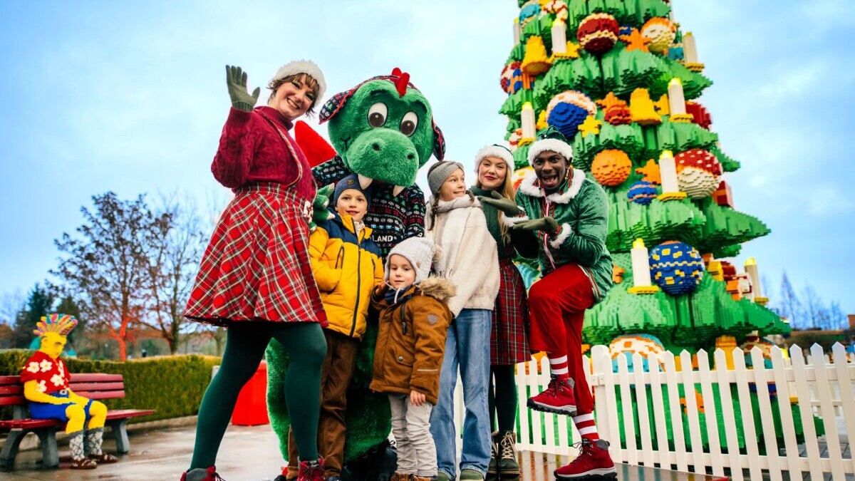 Der 10 Meter hohe LEGO® DUPLO® Weihnachtsbaum — Foto: LEGOLAND Deutschland / Fabian Stoffers