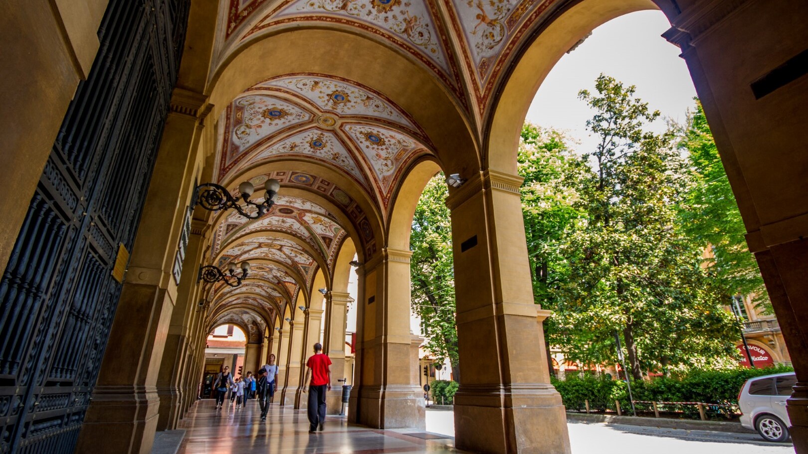 Bologna, Arkaden an der Piazza Cavour   — Foto: APT Emilia-Romagna  