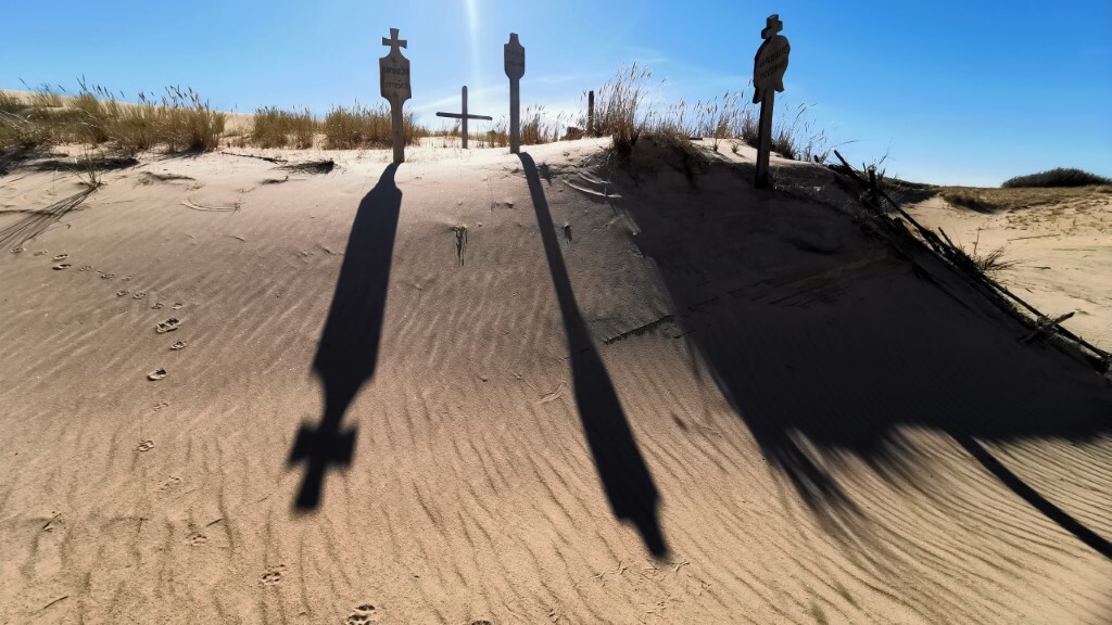 Kurische Nehrung, Totenbretter — Foto: Profi Reisen Verlag / Elo Resch-Pilcik