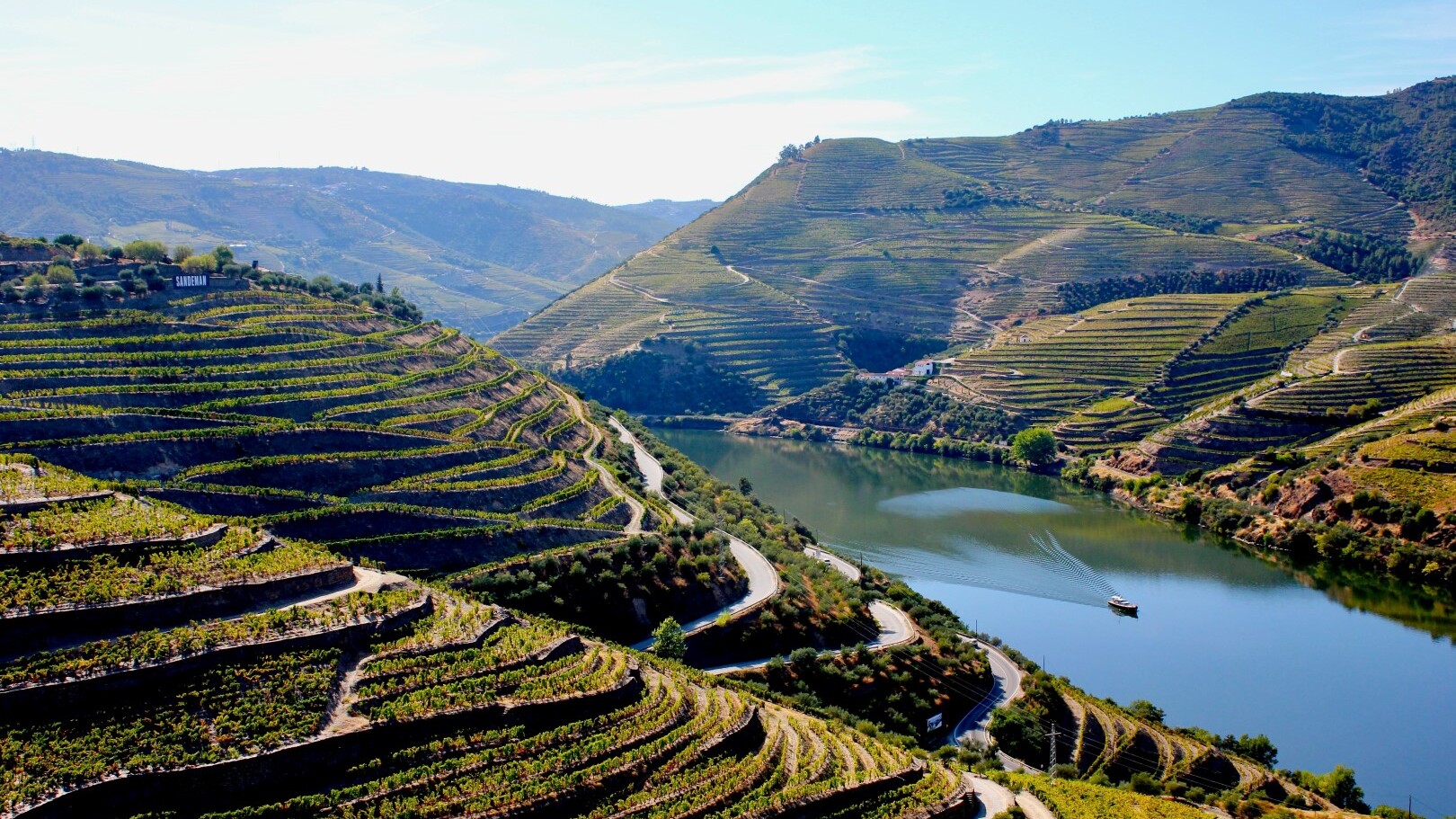 Der Douro mit seinen Weinhängen — Foto: Shutterstock 