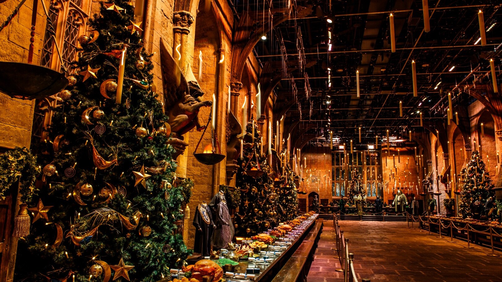 Die Große Halle in festlichem Ambiente — Foto: Warner Bros. Entertainment Inc. Harry Potter Publishing Rights