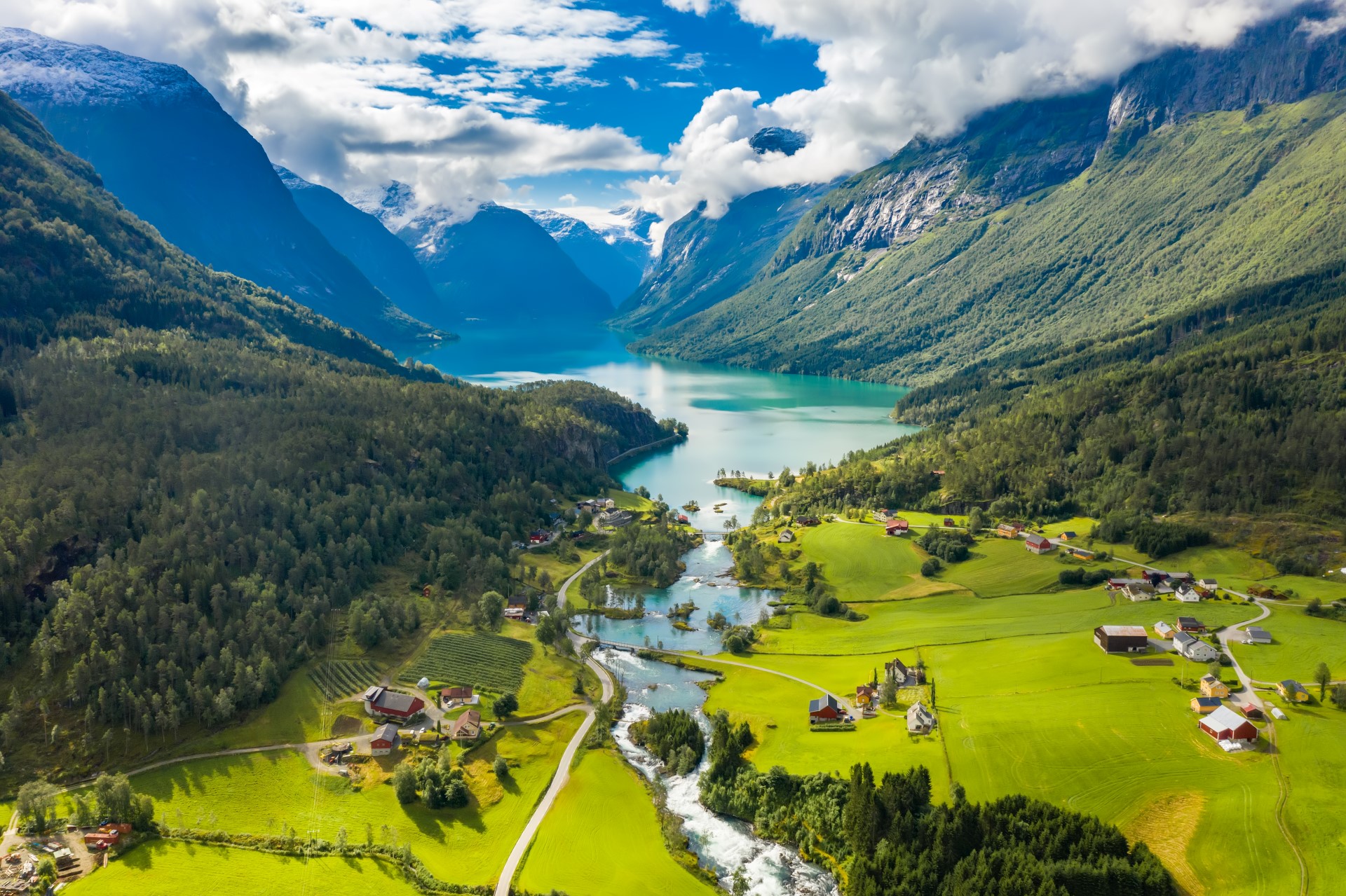 Fjordlandschaft in Norwegen — Foto: Andrei Armiagov / shutterstock.com