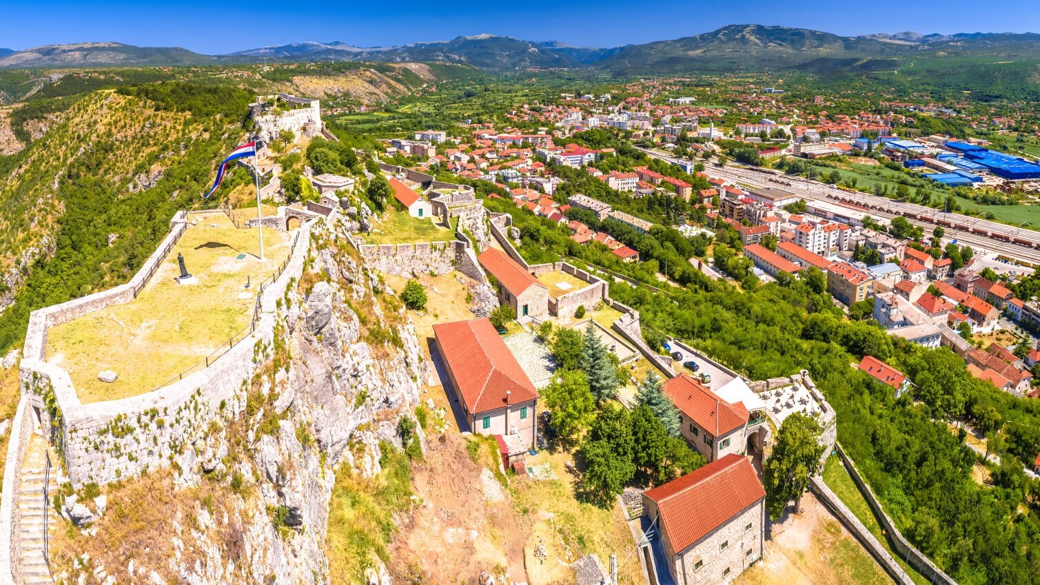 Die alte Hauptstadt Knin — Foto:  xbrchx / shutterstock 