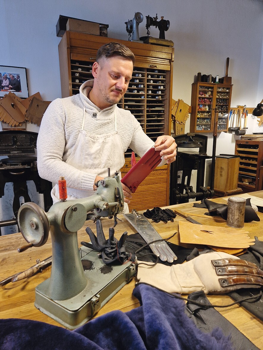 Nils Bergauer, Handschuhmacher in Schneeberg — Foto: Elo Resch-Pilcik