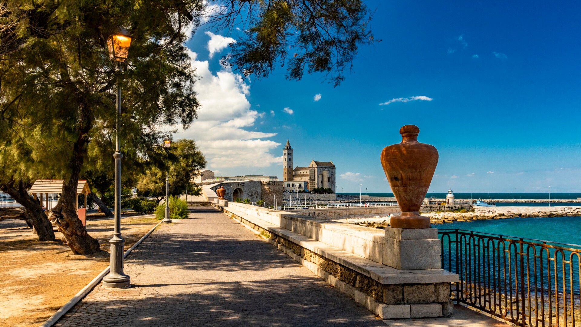 Der Stadtpark mit der Kathedrale im Hintergrund — Foto: Shutterstock / Ragemax