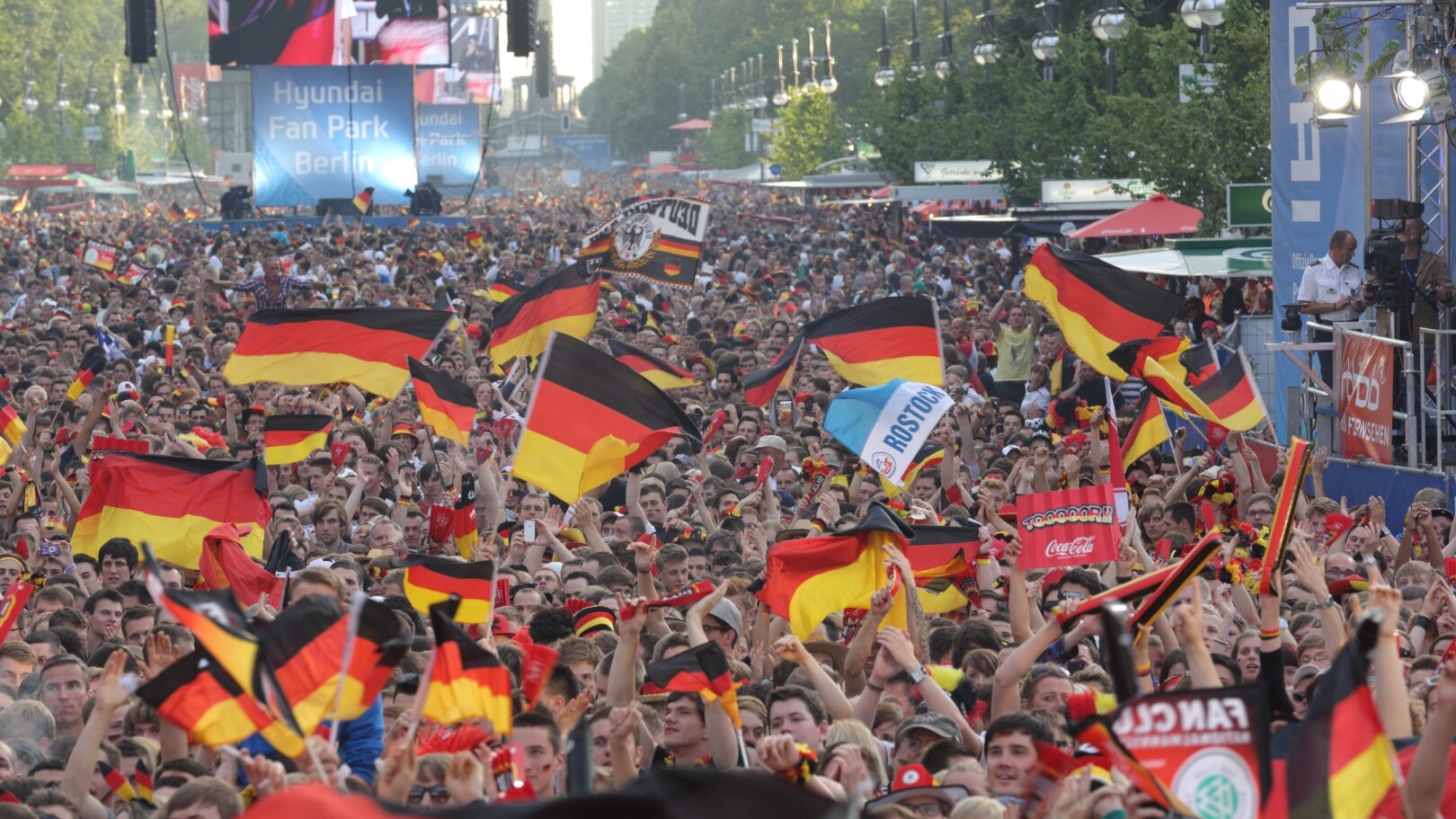 Fanmeile Brandenburger Tor  — Foto: visitBerlin / Frank Nürnberger 