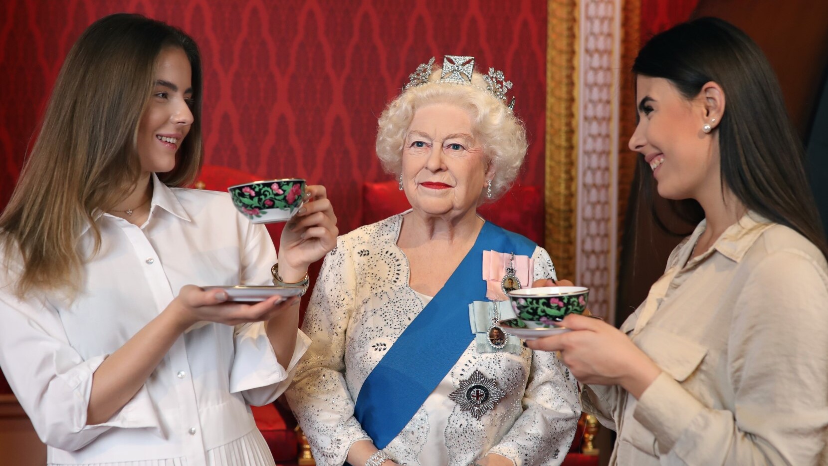 Ein Tee mit Queen Elizabeth II. — Foto: Madame Tussauds Budapest