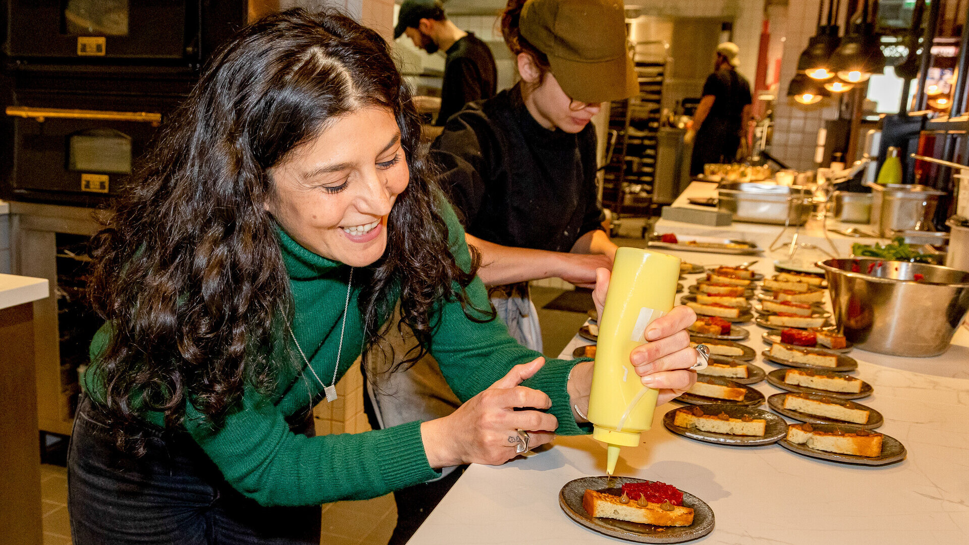 Parvin Razavi in ihrem Restaurant &flora — Foto: Leadersnet / C. Mikes