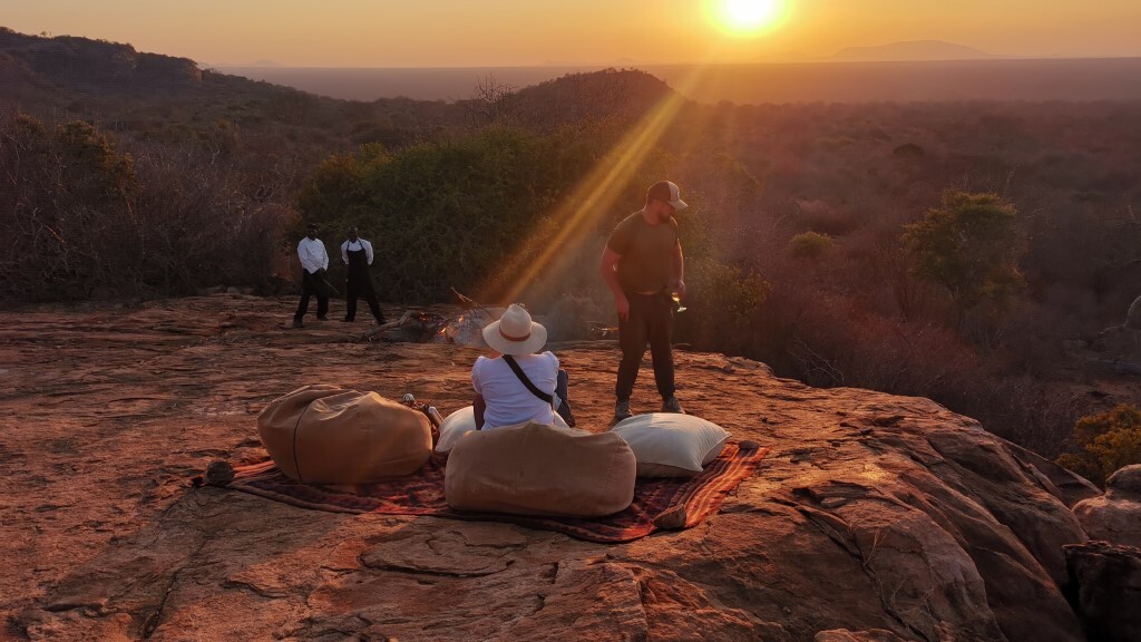 Sundowner auf einem Felsplateau in Kenia — Foto: Elo Resch-Pilcik