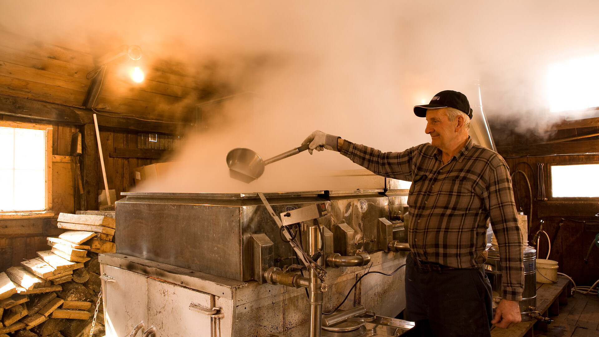 In der Zuckerhütte — Foto:  Gouvernement du Québec / Mathieu Dupuis