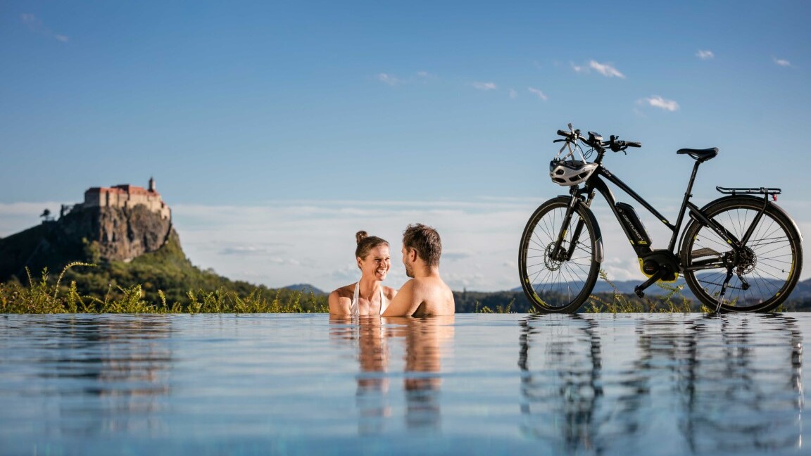 Wellness und Radfahren in Riegersburg, Steiermark — Foto: Thermen- und Vulkanland / Harald Eisenberger  