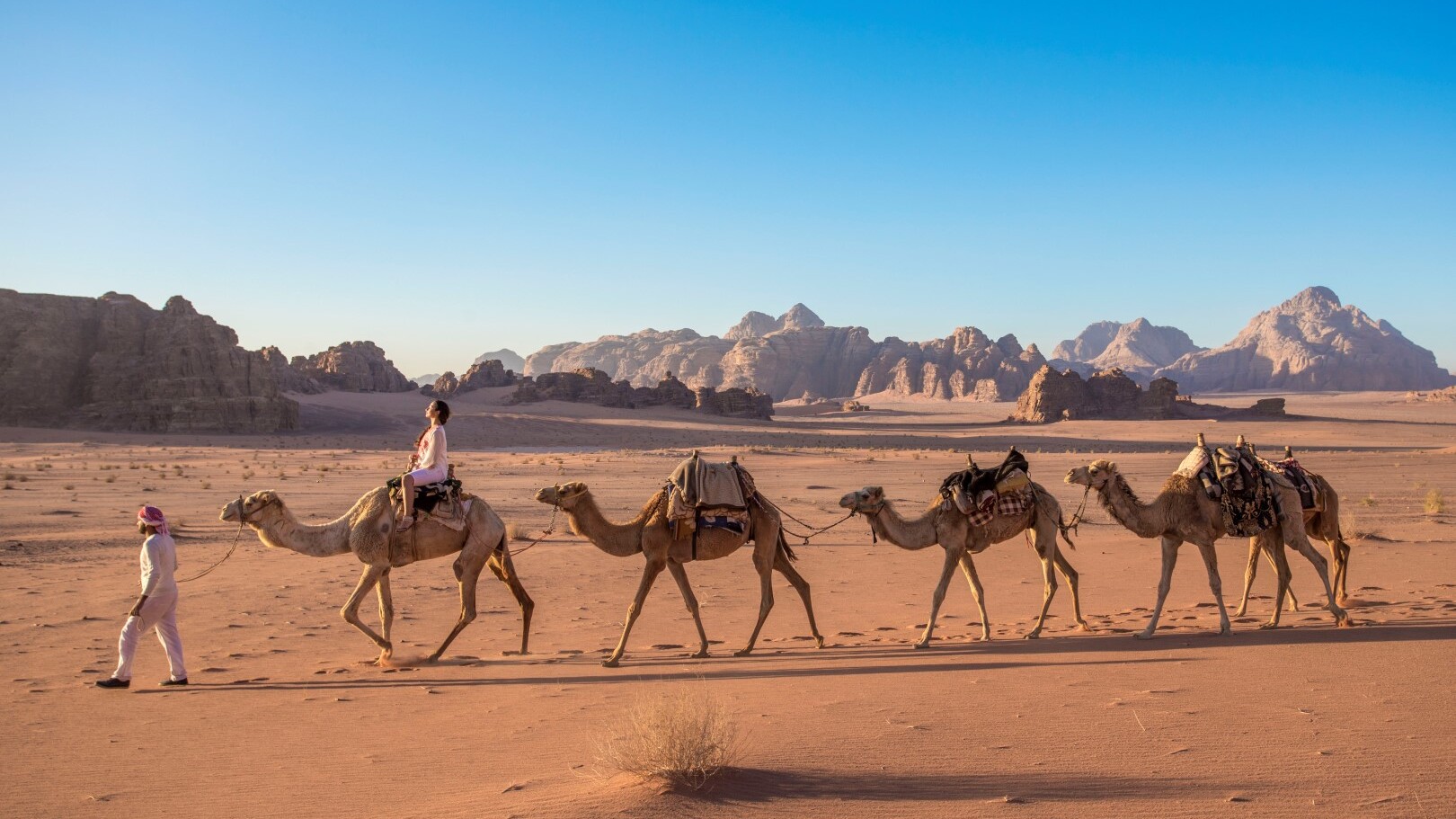 Auf einem Kamel durch den Sand reiten — Foto: Visit Jordan