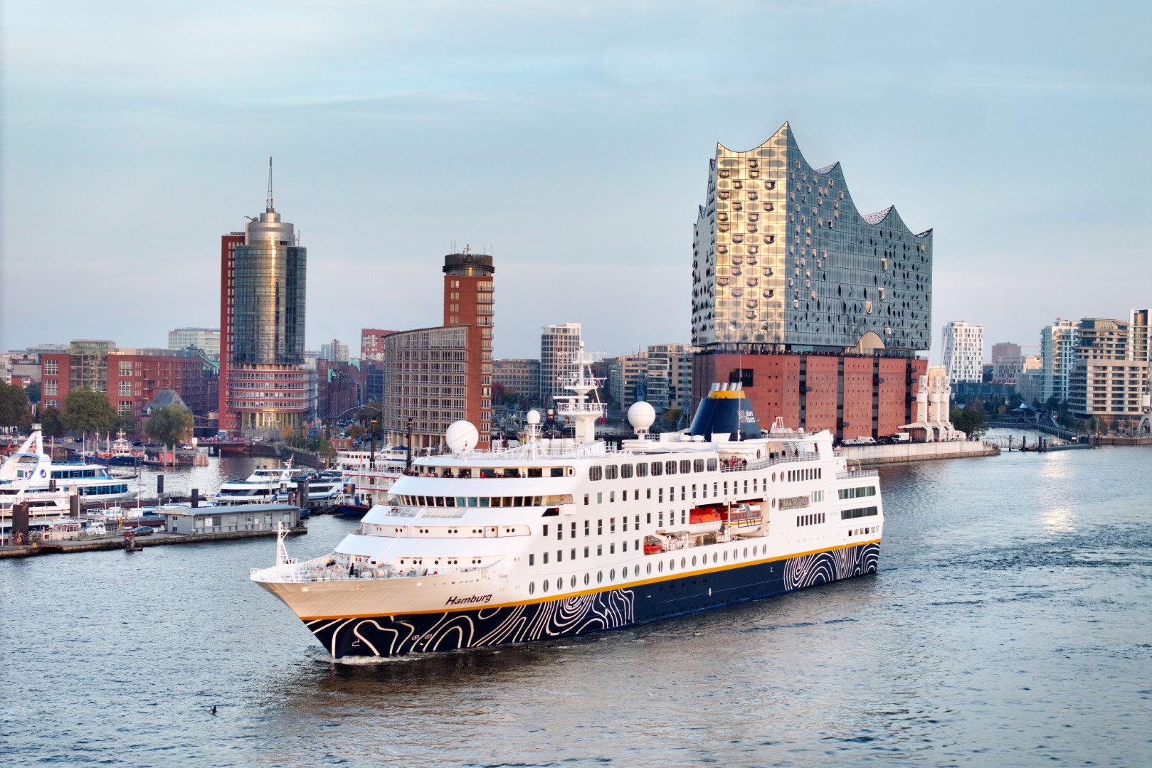 MS Hamburg in Hamburg — Foto: plantours