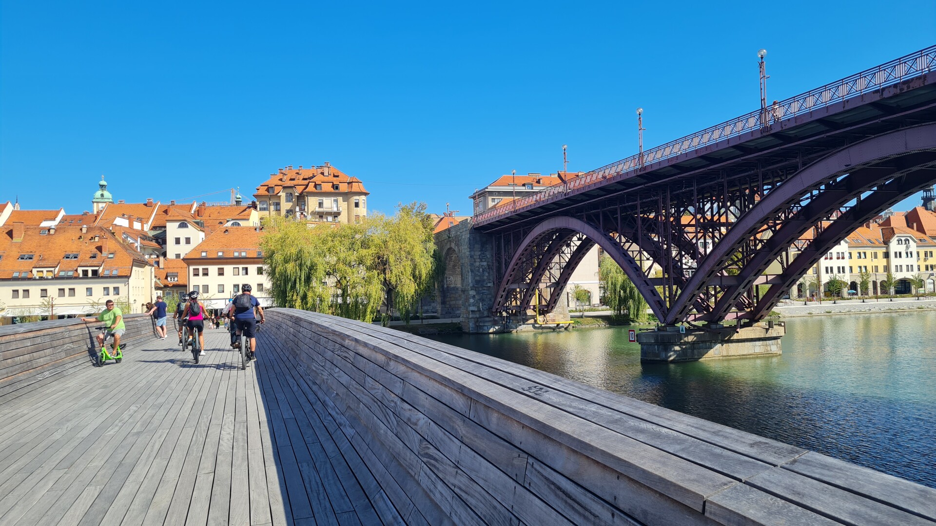 Über die neue Holzbrücke in Maribor — Foto: Christiane Reitshammer