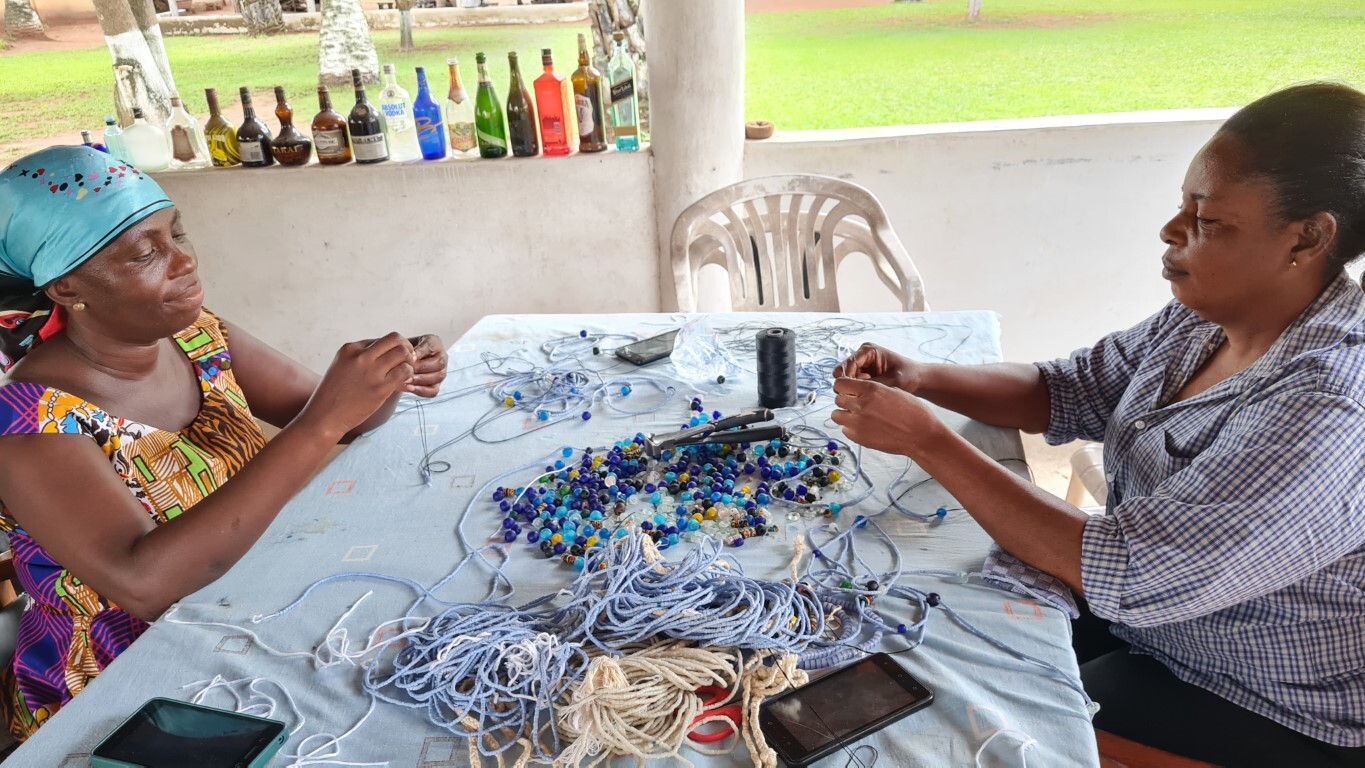 Perlen sortiert und aufgefädelt (im Hintergrund Recycling-Glas) — Foto: Christiane Reitshammer