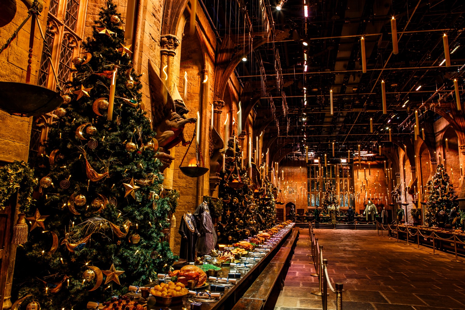 Die Große Halle in festlichem Ambiente — Foto: Warner Bros. Entertainment Inc. Harry Potter Publishing Rights