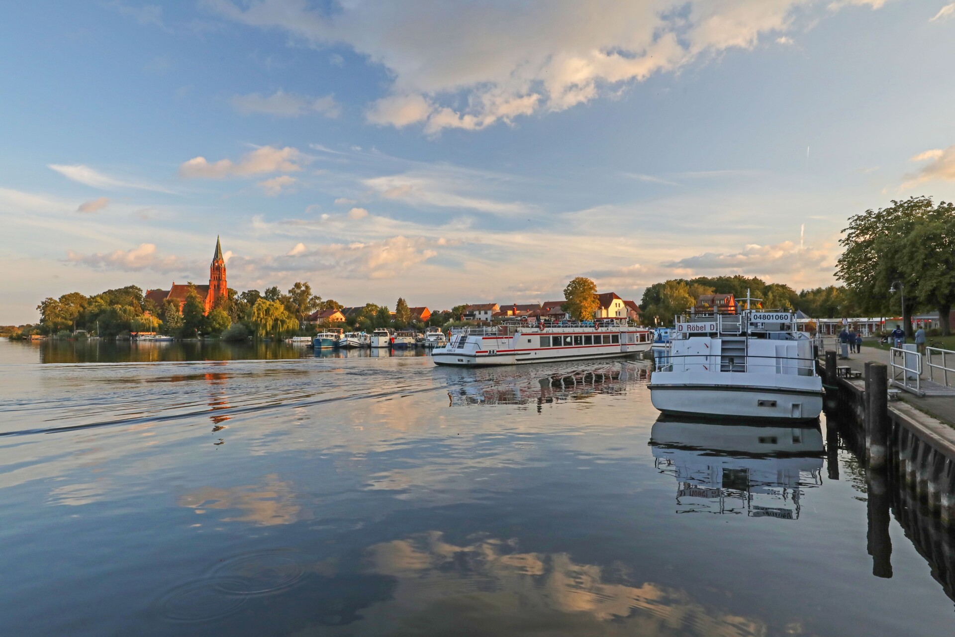 Schiffe liegen im Hafen von Röbel / Müritz  — Foto: Gohlke / TMV