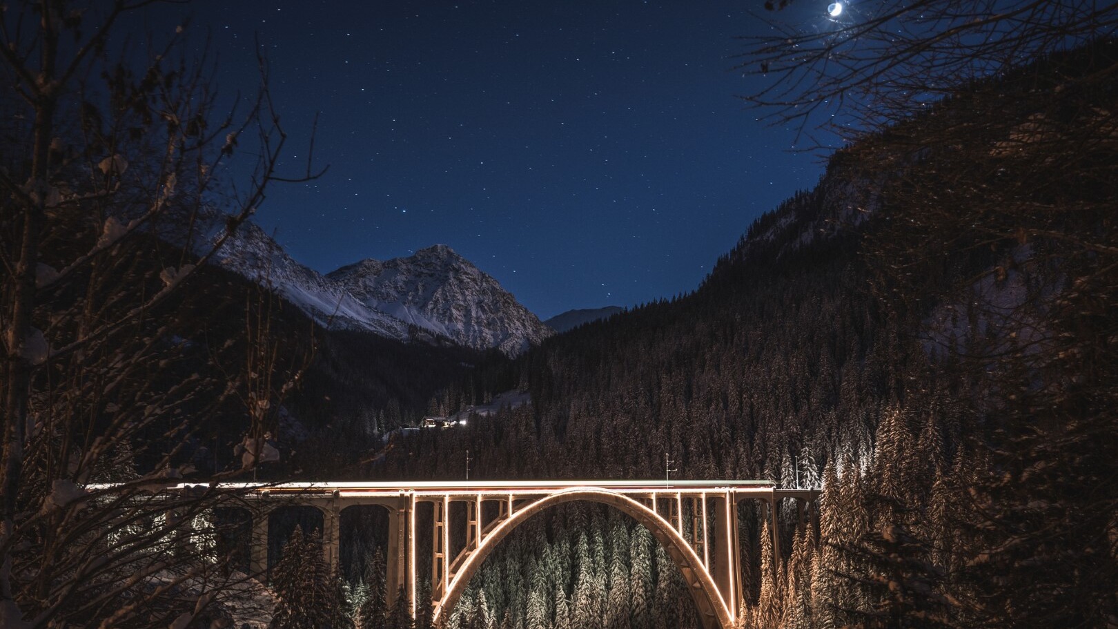 Regionalzug auf dem Langwieserviadukt  — Foto: Rhätische Bahn  