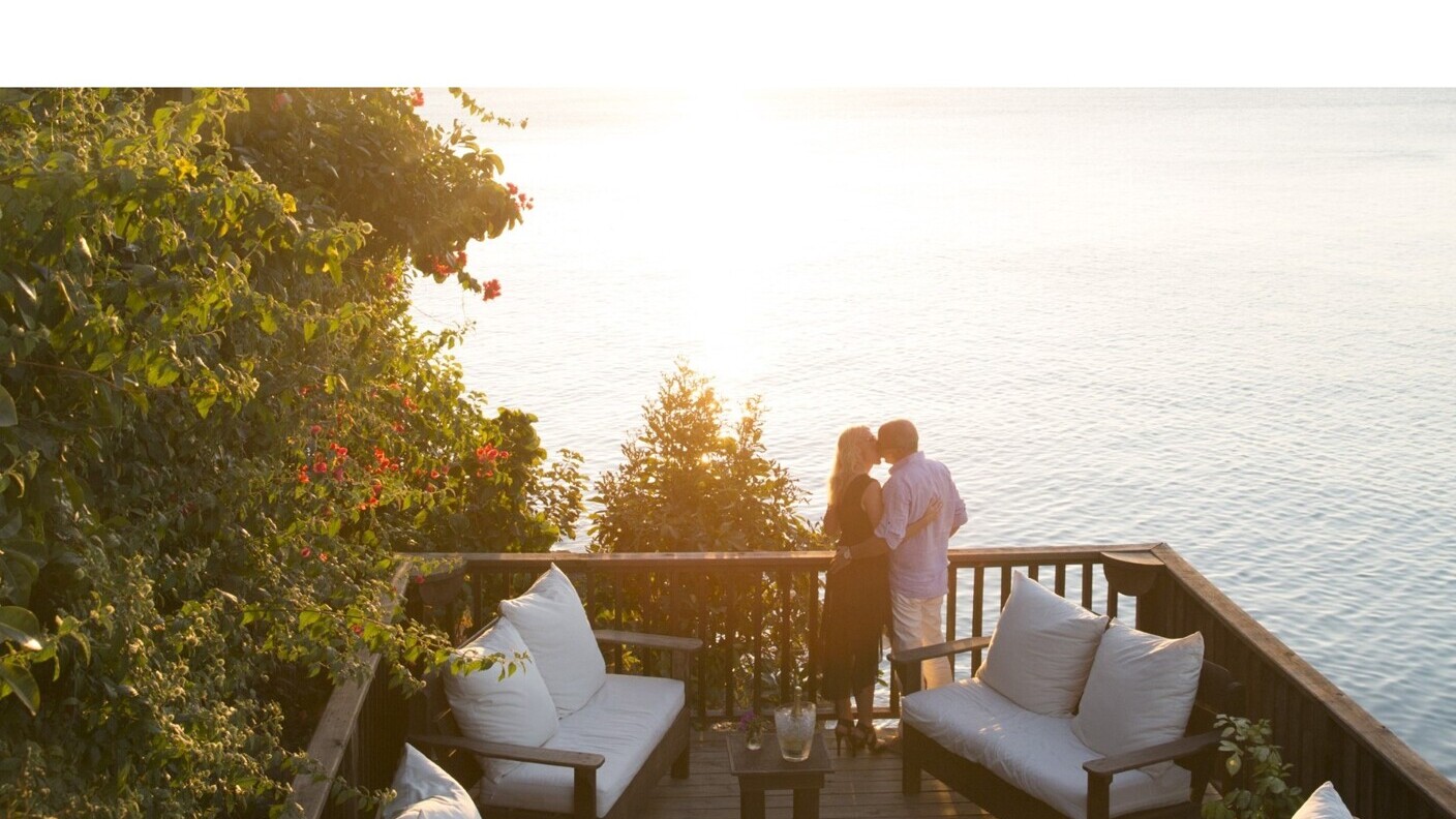 Sundowner auf der Terrasse — Foto: Antigua and Barbuda Tourism Authority