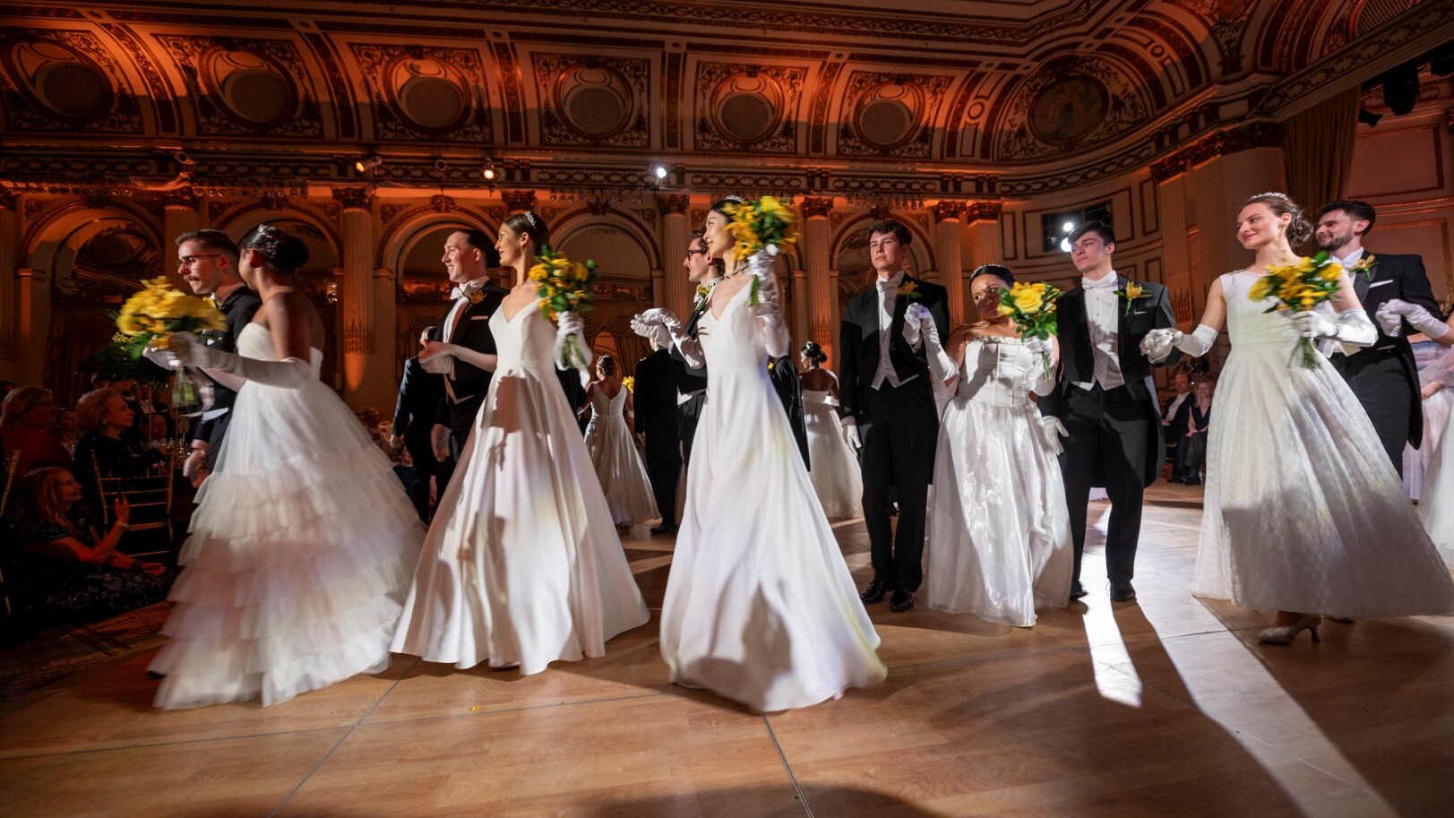 DebütantInnen am Viennese Opera Ball — Foto: David Plakke